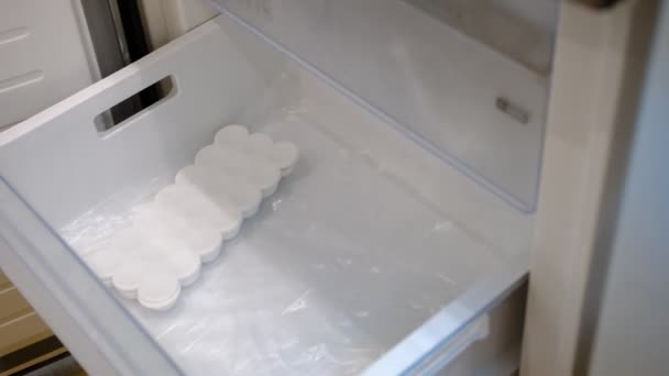 Homem Põe Bolo Doce Refrigerador Bolo Saboroso Geladeira — Vídeo de Stock