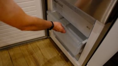 Ev yapımı buzlu şeker yapıyorum. Adam dondurmayı dondurucuya koyup soğutucuya koymuş..