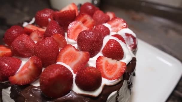 チョコレートとイチゴとケーキ美しく おいしい自家製ケーキ — ストック動画