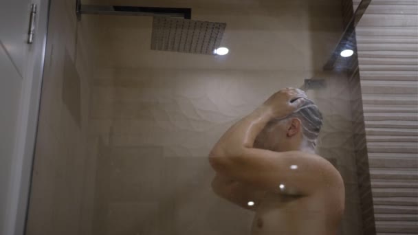 男人洗澡洗头的水从雨淋浴器头上掉了下来 在家里给人洗澡 青少年身体护理的日常活动 — 图库视频影像