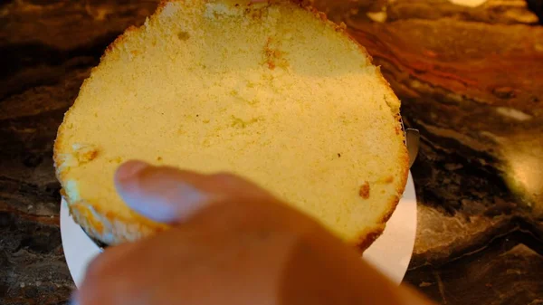 Chef Pastelaria Macho Coloca Bolo Creme Com Cereja Pressione Bata — Fotografia de Stock