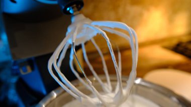 Köpüklü olana kadar çırpılmış yumurta kreması. Krema için çırpılmış yumurta beyazı. Kırmızı sabit karıştırıcı, yemek işlemcisi....