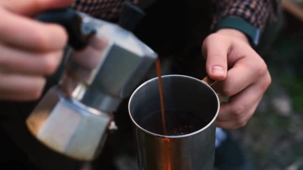 Zwolnij Młoda Para Lesie Kobieta Nalewa Herbatę Kawę Aluminiowego Ekspresu — Wideo stockowe