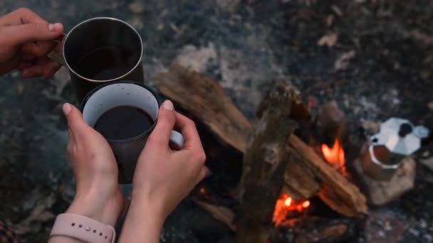 Slow Motion Couple Love Campsite Fire Pit Two Tin Cups — Vídeo de stock