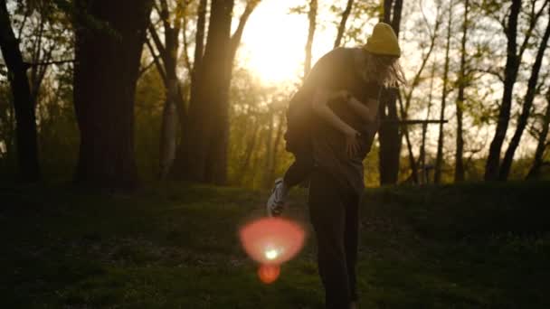 Slow Motion Man Vrouw Bij Zonsondergang Een Romantisch Afspraakje Liefde — Stockvideo