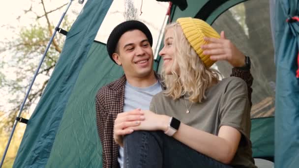 Gerakan Lambat Pasangan Muda Bersantai Tenda Berkemah Selama Akhir Pekan — Stok Video