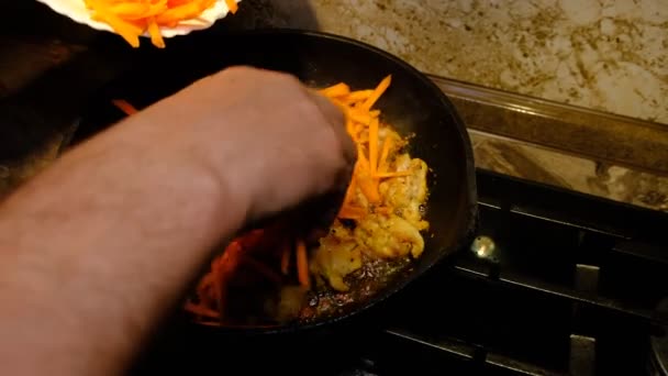 Homemade Korean Spicy Chiken Dish Frying Chiken Carrot Pan Sunflower — Vídeo de Stock