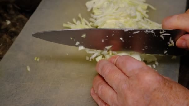 Old Women Hands Knife Cut Cabbage Cutting Board — Stock videók