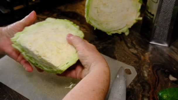 Old Women Hands Knife Cut Cabbage Cutting Board — Vídeo de stock