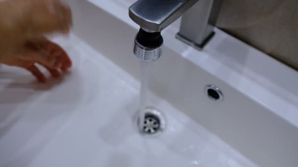 Mulher Velha Lavar Mãos Com Sabão Água Quente Casa Banheiro — Vídeo de Stock
