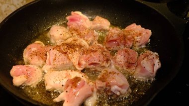 Kızartma tavasında leziz tavuk, ayçiçeği yağı..