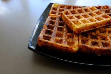 Tatlı waffle 'lar servis için hazır. Meyve ve reçelli lezzetli bir tatlı. Koyu arkaplan