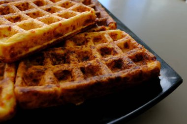 Tatlı waffle 'lar servis için hazır. Meyve ve reçelli lezzetli bir tatlı. Koyu arkaplan