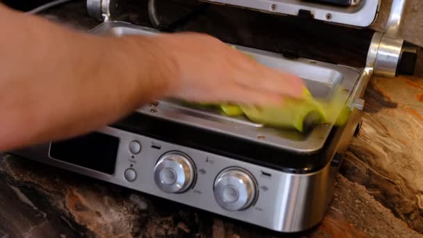 Vuile Elektrische Grill Mannelijke Hand Reinigen Met Schuren Het Huis — Stockvideo
