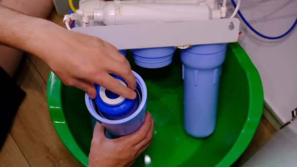 Plumber Installs New Cartridge Water Filter — Stockvideo