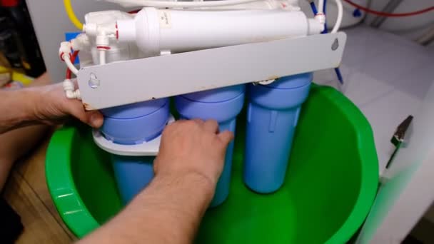Plumber Installs New Cartridge Water Filter — Stock video