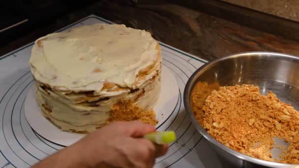 Приготування Багатошарового Торта Наполеон Запечені Шари Торта Сире Тісто Чоловік — стокове відео