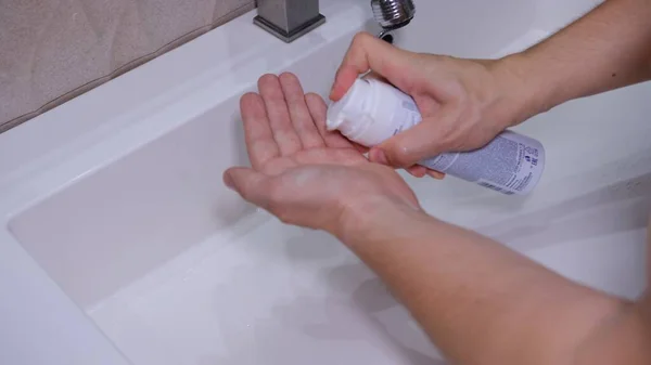 Man Uses Shaving Foam Press Palm — Stockfoto