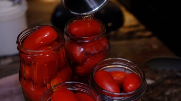 Dill Pour Hot Water Glass Jar Tomatoes Homemade Pickled Canned — Vídeos de Stock