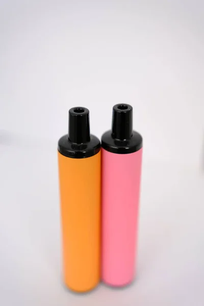 Ροζ Και Πορτοκαλί Αναλώσιμα Ηλεκτρονικά Τσιγάρα Λευκό Φόντο Αντιγραφή Χώρου — Φωτογραφία Αρχείου