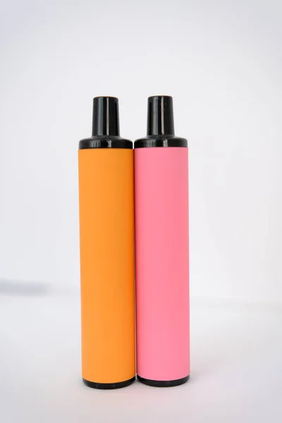 Рожеві Помаранчеві Одноразові Електронні Сигарети Білому Тлі Копіювати Простір — стокове фото