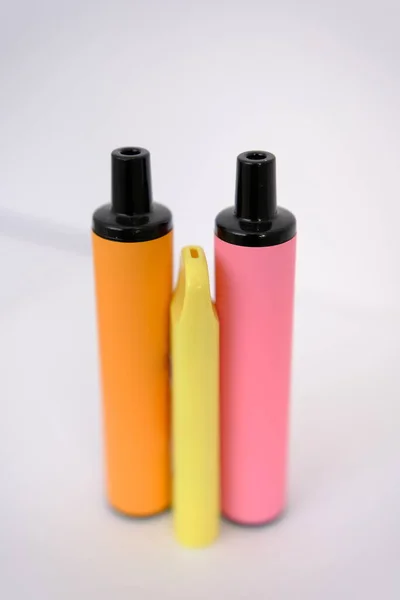 Рожеві Помаранчеві Маленькі Жовті Одноразові Електронні Сигарети Білому Тлі Копіювати — стокове фото