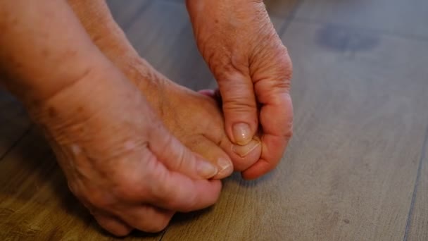 Gros Plan Sur Les Femmes Âgées Pieds Massage Des Mains — Video