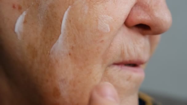 Head Shot Beautiful Senior Woman Putting Cream Portrait Senior Woman — Video