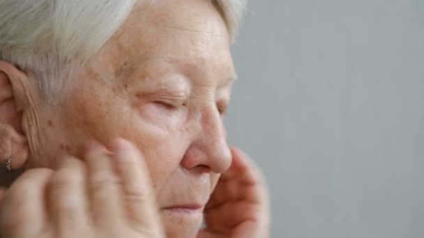 Head Shot Beautiful Senior Woman Putting Cream Portrait Senior Woman — Stok Video