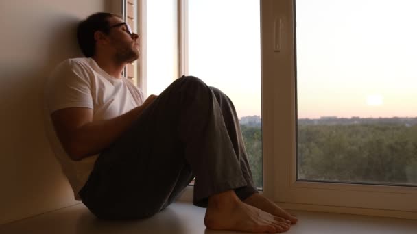 Tampan Tertekan Pria Duduk Dekat Jendela Closeup Chating Phone Sunset — Stok Video