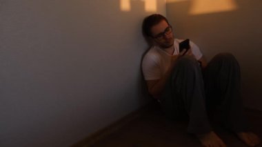 Yalnız, bunalımlı bir adam karanlık odada oturuyor. Hayattaki sorunlardan ve üzüntüden telefonuna bakıyor. Sadnes ve kin kavramı.
