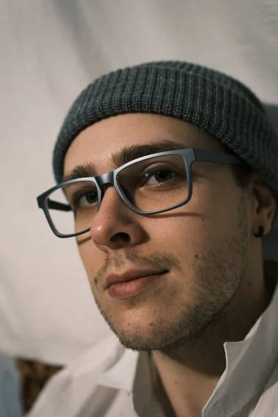 Detailní Fotografie Tvorby Selfie Atraktivní Elegantní Pohledný Muž Brýlích Bílé — Stock fotografie