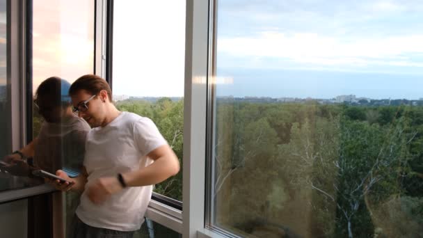 Portrait Bel Homme Debout Près Une Immense Fenêtre Dans Chambre — Video