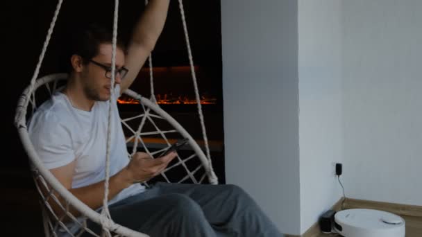 Genç Adam Evdeki Salıncakta Sallanan Hasır Sandalyeye Yaslanmış Bir Şekilde — Stok video