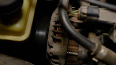 Çalışan motorlu araçtaki zamanlayıcı kayışı.