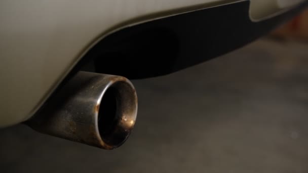 Close Tiro Tubo Escape Carro Com Vibração Desde Início Motor — Vídeo de Stock
