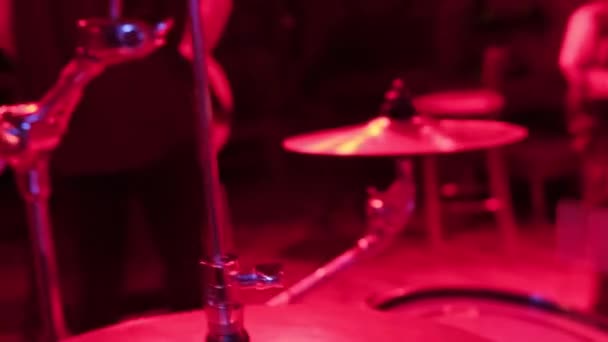 Onherkenbaar Muzikant Handen Raken Drumplaten Opnamestudio Close Van Drumhanden Die — Stockvideo