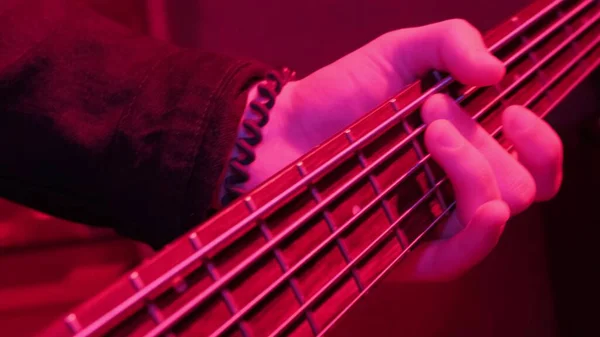 Mãos Músico Rock Tocando Baixo Elétrico Repetição Luz Vermelha — Fotografia de Stock