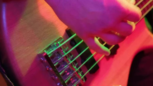 Mãos Músico Rock Tocando Baixo Elétrico Repetição Luz Vermelha — Fotografia de Stock