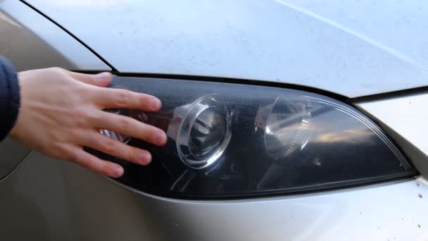 Una Mano Hombre Acariciando Luz Delantera Del Coche Con Montón — Vídeos de Stock