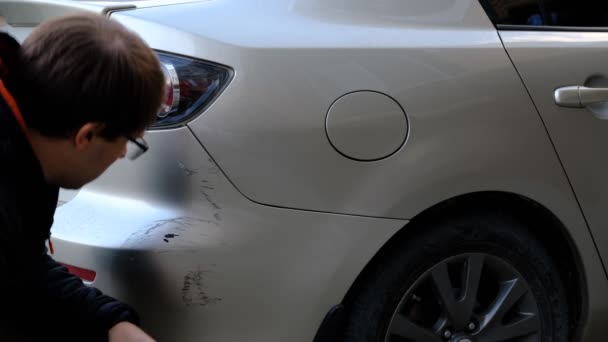 Zicht Een Jongeman Een Auto Ongeluk Zoek Naar Krassen Zijn — Stockvideo