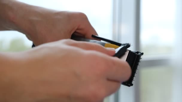 Seorang Pria Membersihkan Gunting Rambut Dengan Sikat — Stok Video