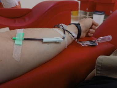 Kan bağışı, kan nakli, çek, oruç, sağlık hizmetleri. Kan ve plazma bağışları için donanımlı beyaz bir gencin sol kolu. Kan bağışı konsepti. Plazma bağışı konsepti. Yaşam konseptini kaydet