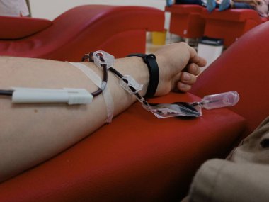 Kan bağışı, kan nakli, çek, oruç, sağlık hizmetleri. Kan ve plazma bağışları için donanımlı beyaz bir gencin sol kolu. Kan bağışı konsepti. Plazma bağışı konsepti. Yaşam konseptini kaydet