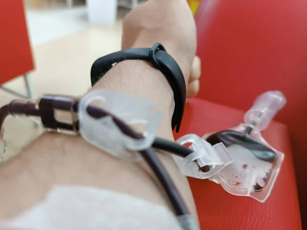 特定のチェック 健康管理 寄付センターで血液や血漿の寄付のための機器を持つ白人青年の腕を残しました 献血の概念 プラズマ寄付の概念 命の概念を救う — ストック写真