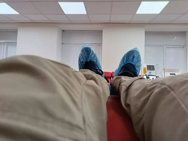 Lábak Cipőben Kék Cipőtakaróban Cipőtakaró Lábon Közelkép Egészségügyi Normák Kórházban — Stock Fotó
