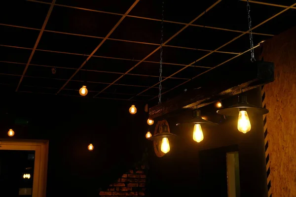 家の中のランプのクローズアップ 電球が点灯し 光を生成しています — ストック写真