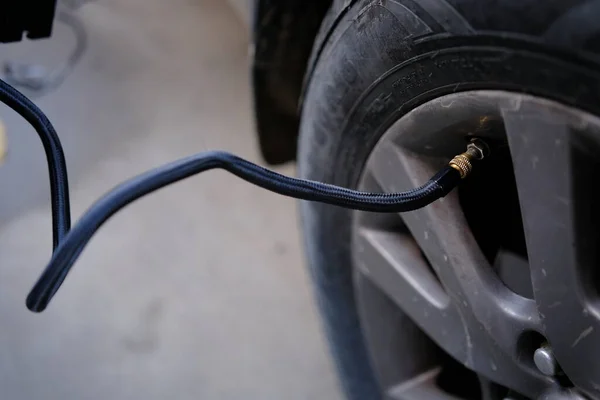야외에서 휴대용 펌프가 자동차 타이어를 부풀리는 — 스톡 사진