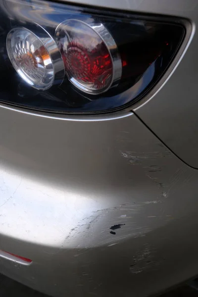 在灰色金属汽车上刮了回保险杠 汽车后保险杠损坏的特写图像 一辆划痕汽车的保险公司的照片 — 图库照片