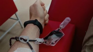 Kan bağışı, kan nakli, çek, oruç, sağlık hizmetleri. Kan ve plazma bağışları için donanımlı beyaz bir gencin sol kolu. Kan bağışı konsepti. Plazma bağışı konsepti. Yaşam konseptini kaydet